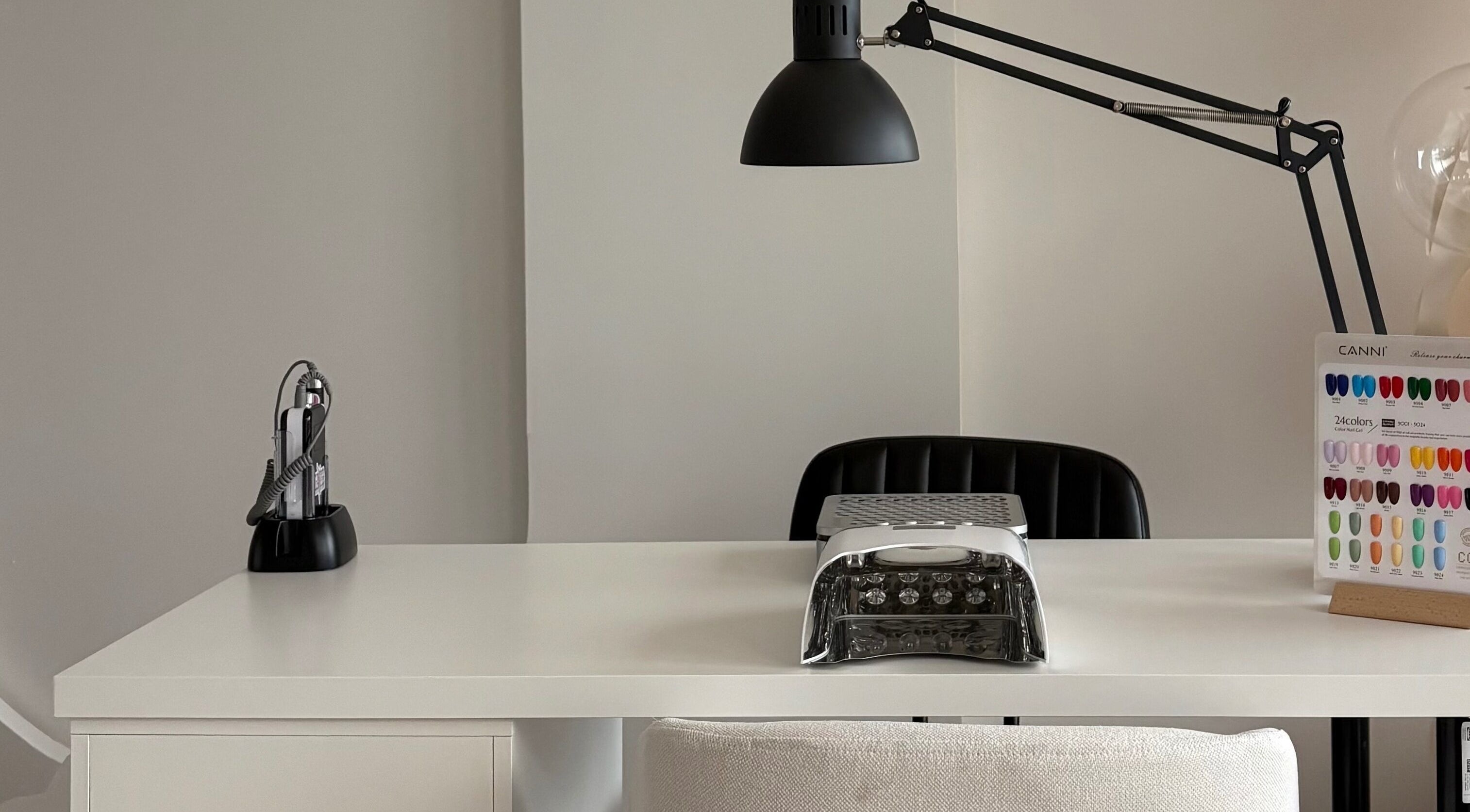 Moderna estación de manicura en Nailsbyjoee, Isabela, Isabela, PR, con amplia gama de colores esmalte.