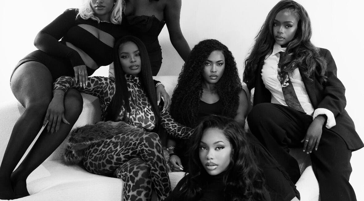 Groupe féminin élégant chez Realmusehair à Lyon, Auvergne-Rhône-Alpes, FR, incarnant style et confiance.