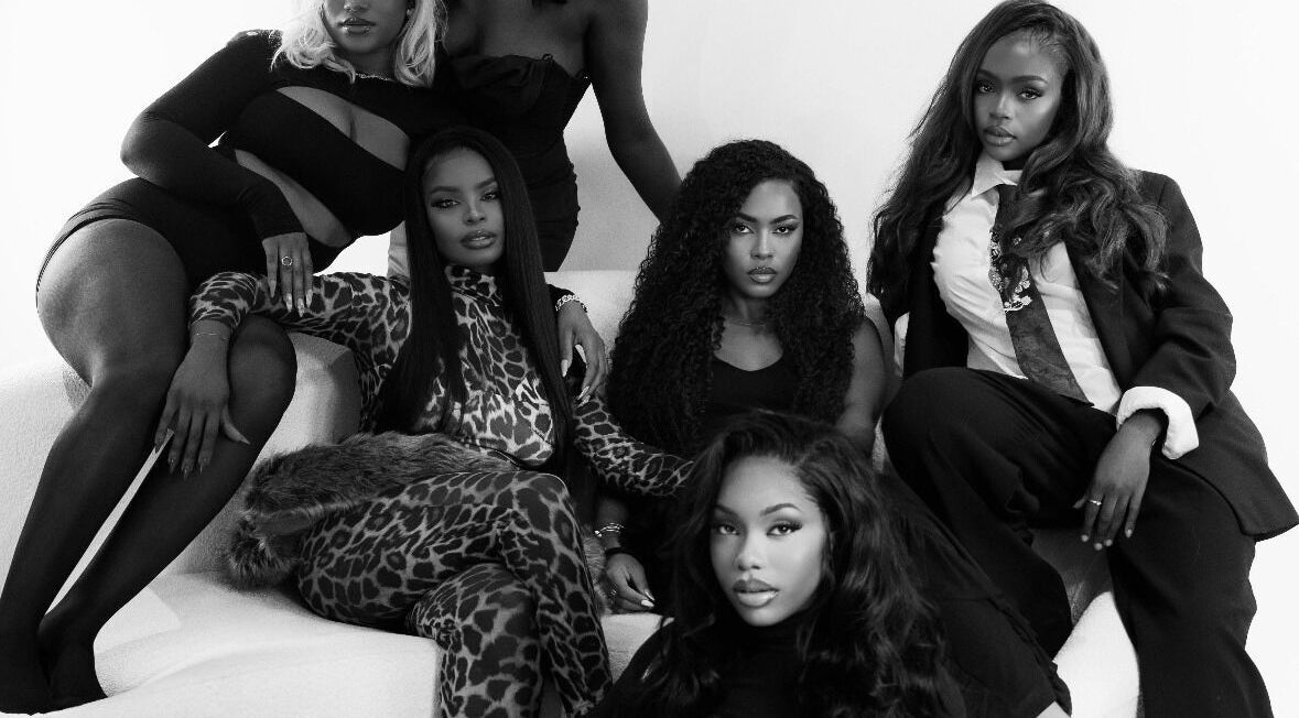 Groupe féminin élégant chez Realmusehair à Lyon, Auvergne-Rhône-Alpes, FR, incarnant style et confiance.