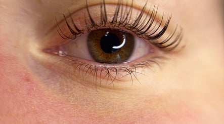 Zoom sur des cils soignés à L’atelier Du Cil Bordeaux, Artigues-près-bordeaux, Nouvelle-aquitaine, FR.