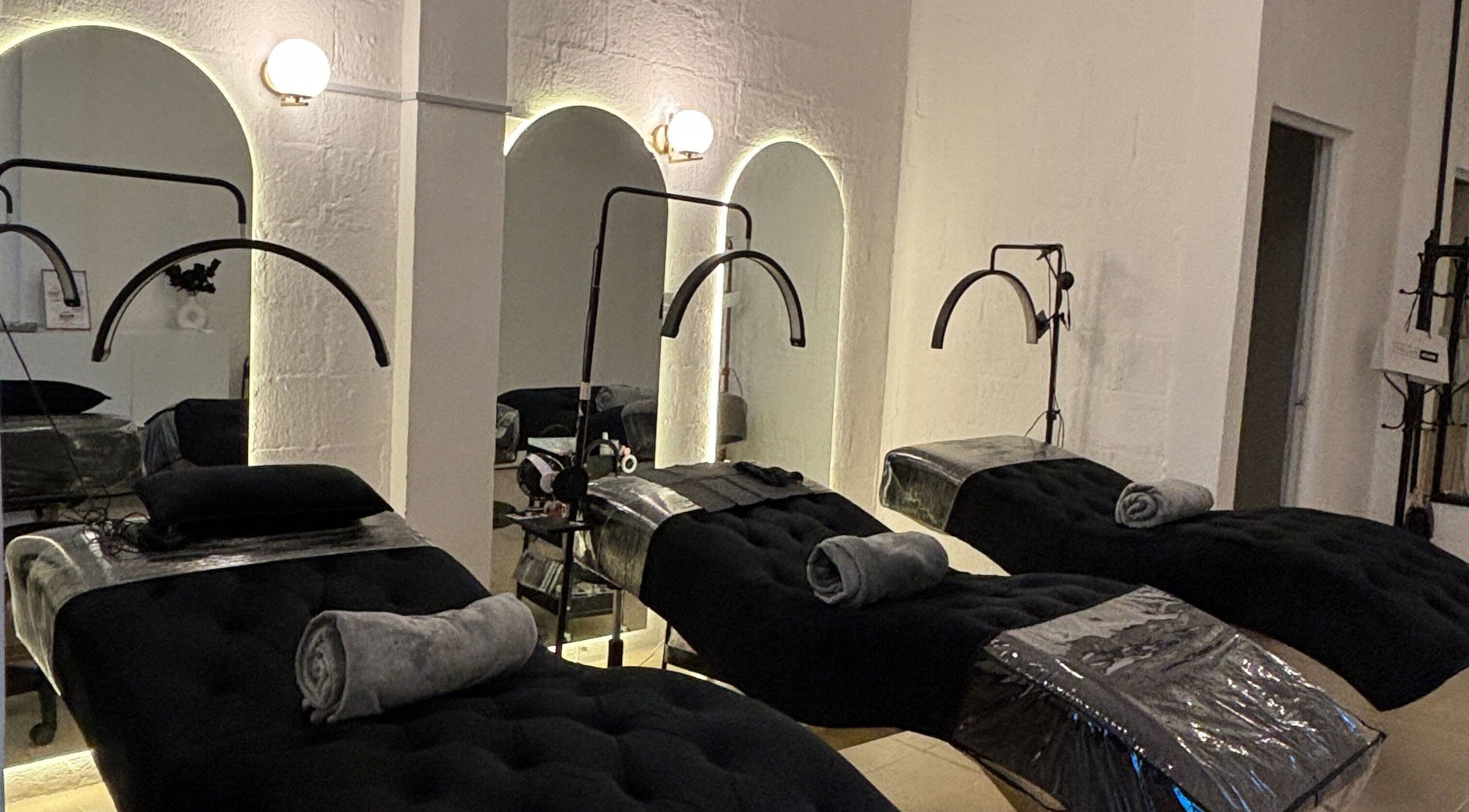 Luxurious treatment beds at The Lash Club Mx, Santiago De Querétaro, Querétaro, MX, ready for beauty services.