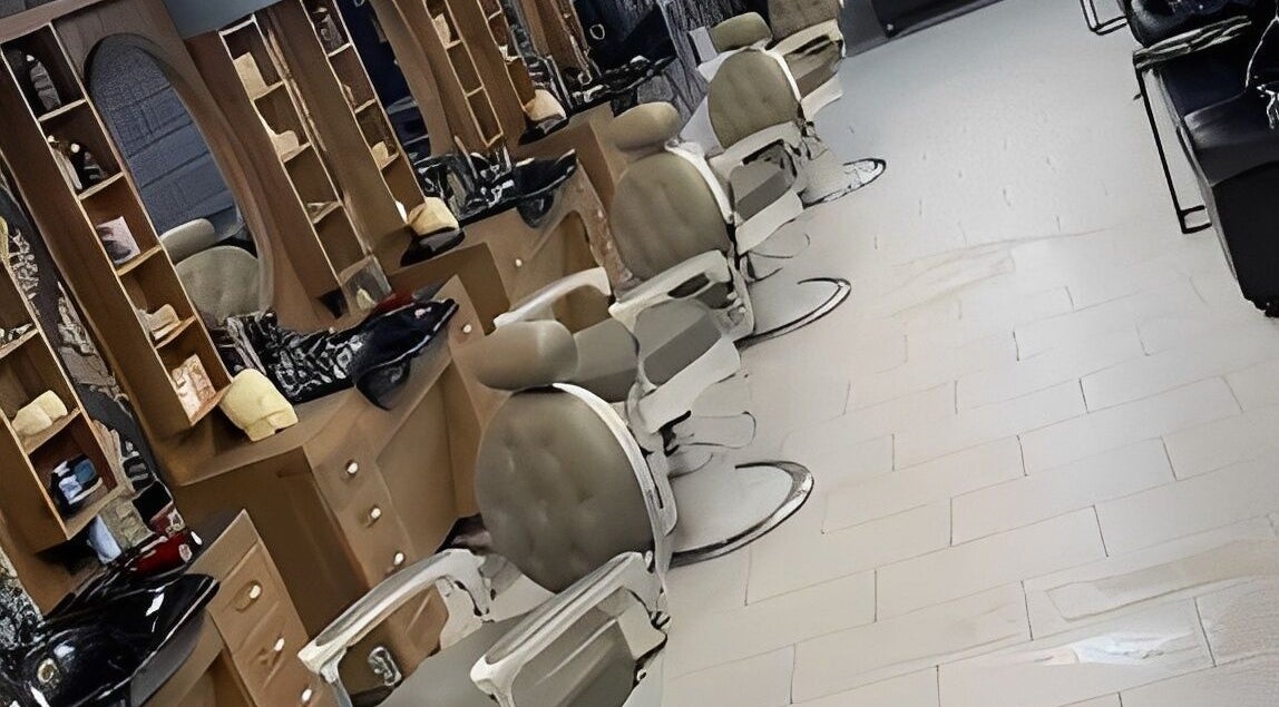 Innenansicht von Hairly in Neuss, Nordrhein-Westfalen, DE mit stilvollen Friseurstühlen.