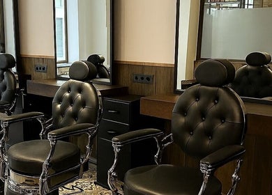 Interior moderno de MBbarber Eeklo en Eeklo, Vlaanderen, BE, con elegantes sillas de barbero.
