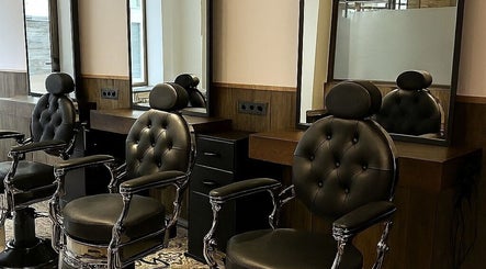 Interior moderno de MBbarber Eeklo en Eeklo, Vlaanderen, BE, con elegantes sillas de barbero.