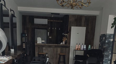 Interior elegante de MBbarber Eeklo en Eeklo, Vlaanderen, BE, con detalles de madera y decoración moderna.