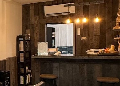 Interior acogedor de MBbarber Eeklo en Eeklo, Vlaanderen, BE, mostrando una recepción elegante con iluminación cálida.