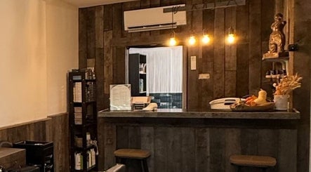 Interior acogedor de MBbarber Eeklo en Eeklo, Vlaanderen, BE, mostrando una recepción elegante con iluminación cálida.