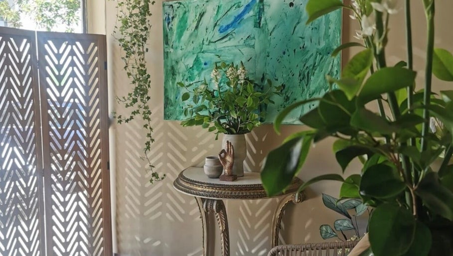 Serene corner at Fabiana Costa Terapeuta Energética e Multidimensional, Lisboa, Lisboa, PT with lush greenery.