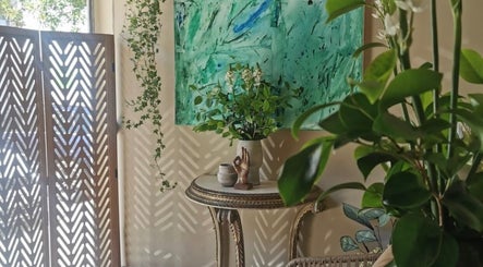 Serene corner at Fabiana Costa Terapeuta Energética e Multidimensional, Lisboa, Lisboa, PT with lush greenery.