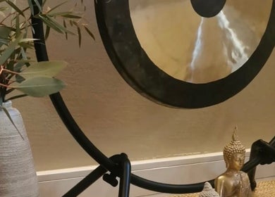 Meditative gong and Buddha statue at Fabiana Costa Terapeuta Energética e Multidimensional, Lisboa, Lisboa, PT.