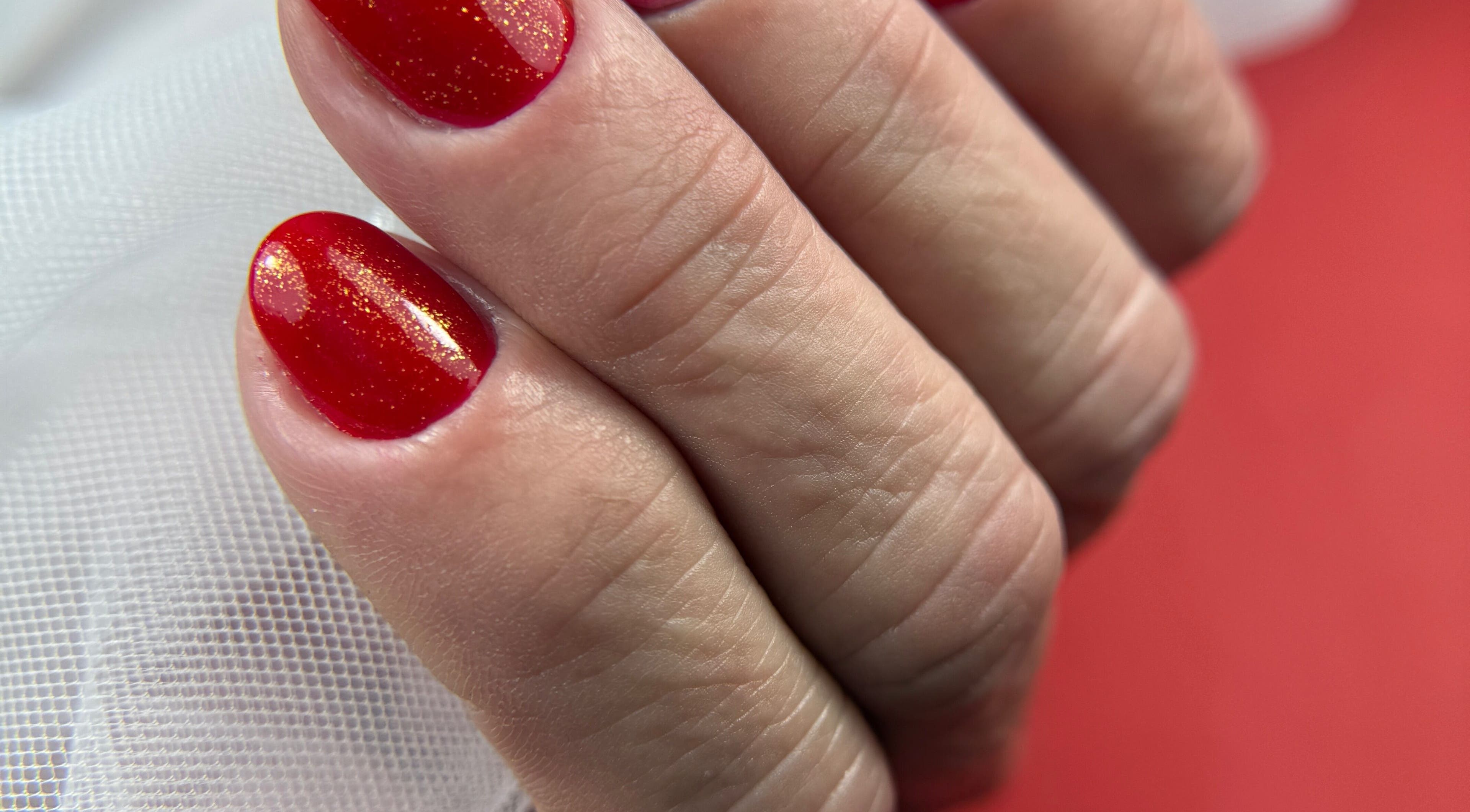 Manicura roja brillante en Nailshdd, Herrera Del Duque, Extremadura, ES.