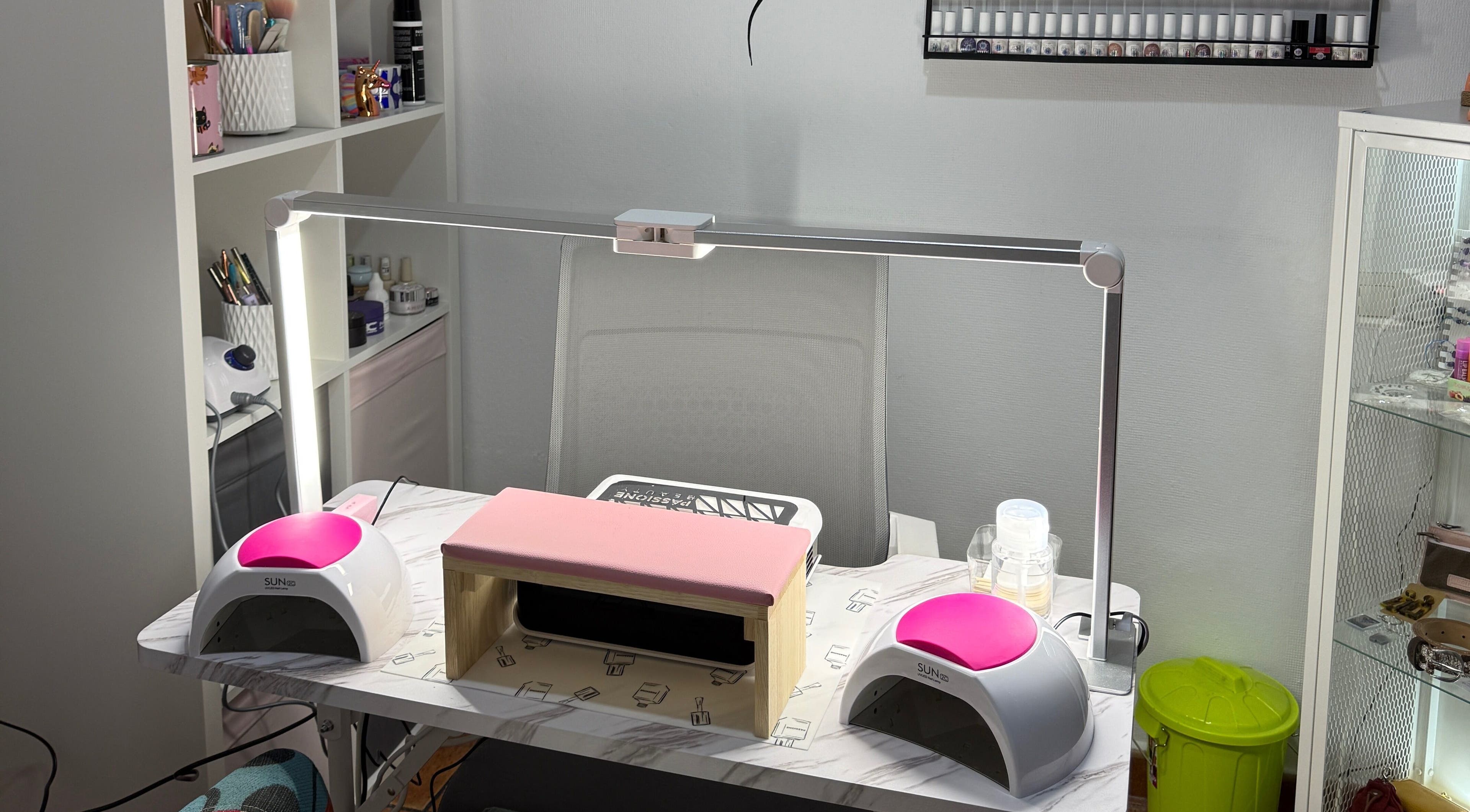 Mesa de manicura en Nailshdd, Herrera Del Duque, Extremadura, ES, equipada para tratamientos de uñas.