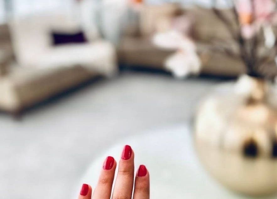 طلاء أظافر أحمر في صالون Beauty Forever Salon في الخبر، المنطقة الشرقية، السعودية.