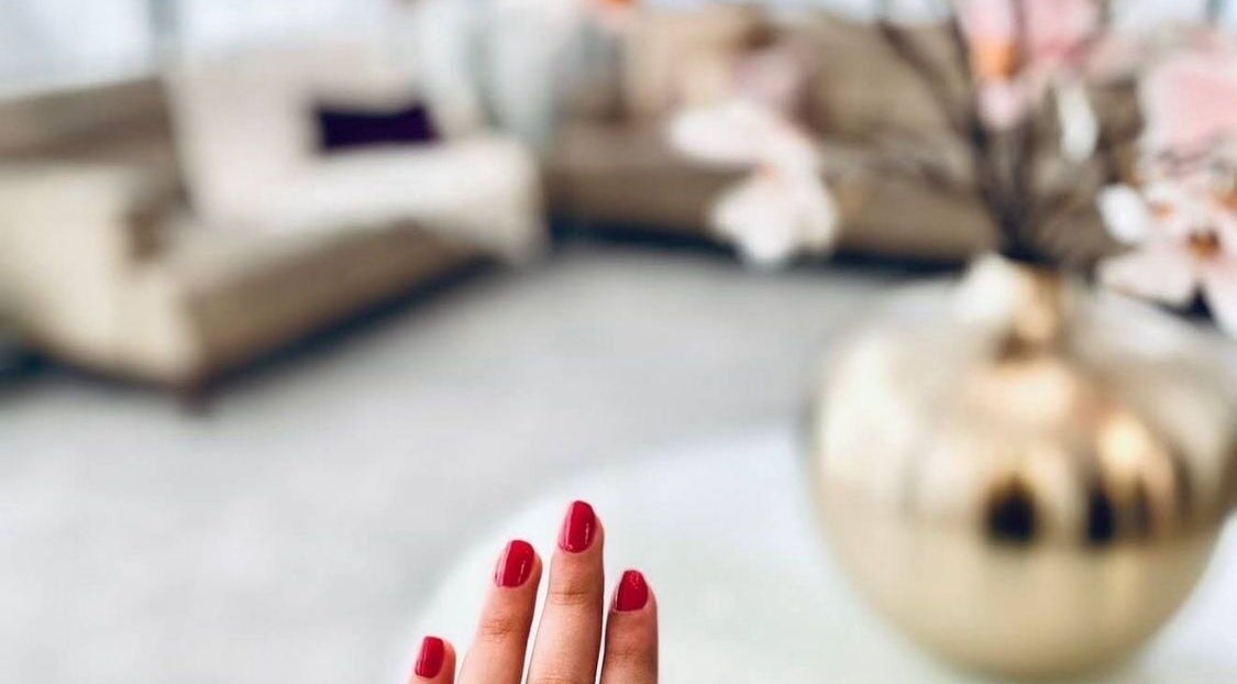 طلاء أظافر أحمر في صالون Beauty Forever Salon في الخبر، المنطقة الشرقية، السعودية.