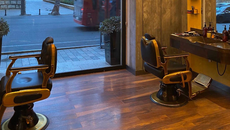 Уютный интерьер Kingston Barbershop & Spa на Baku, Азербайджан, AZ с двумя парикмахерскими креслами.