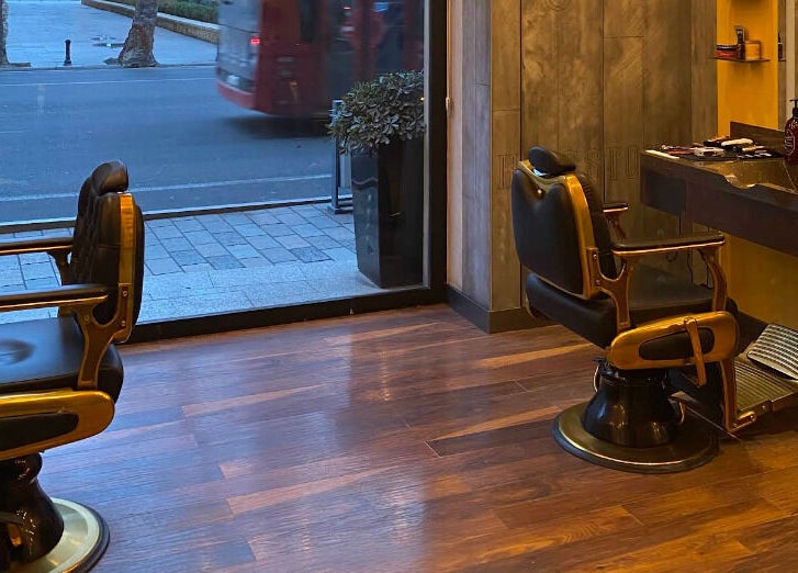 Уютный интерьер Kingston Barbershop & Spa на Baku, Азербайджан, AZ с двумя парикмахерскими креслами.