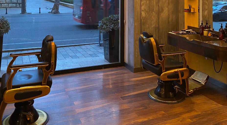 Уютный интерьер Kingston Barbershop & Spa на Baku, Азербайджан, AZ с двумя парикмахерскими креслами.