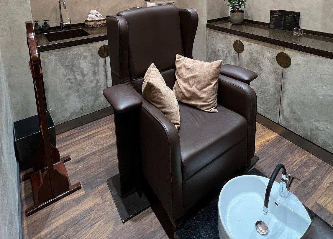 Уютное кресло для процедур в Kingston Barbershop & Spa, Баку, Азербайджан, AZ.