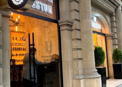 Фасад Kingston Barbershop & Spa в Баку, Азербайджан. Элегантный вход для посетителей.