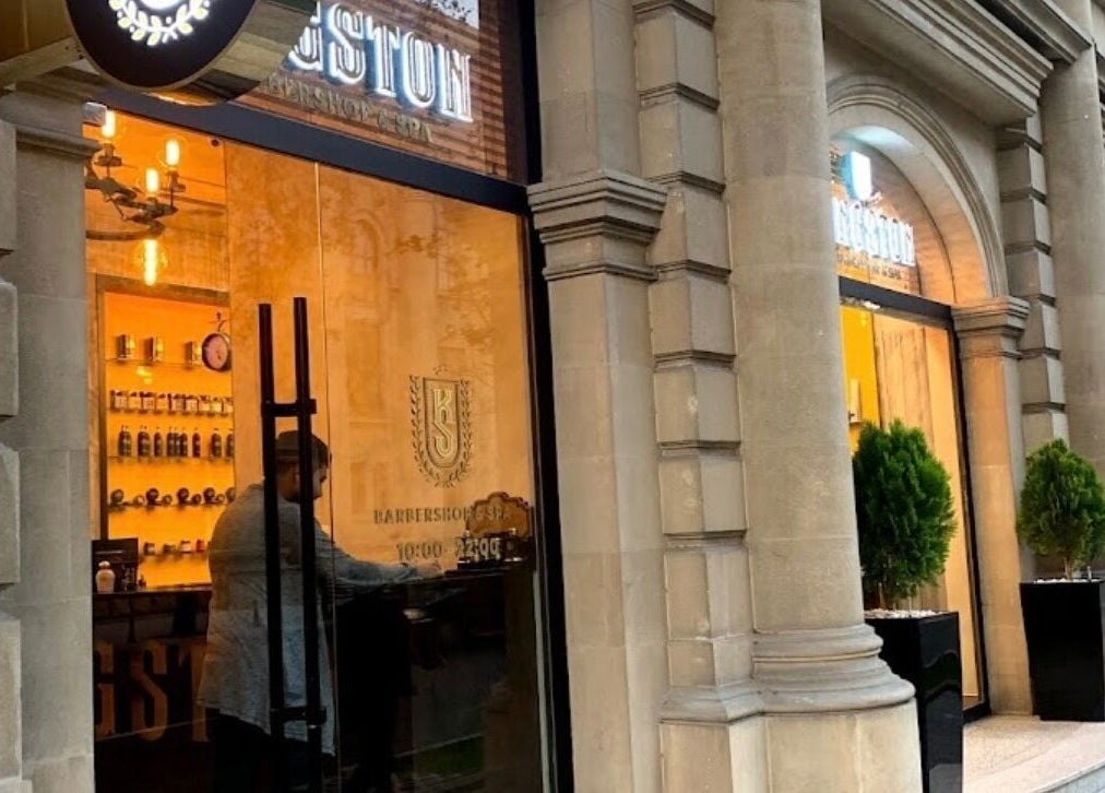 Фасад Kingston Barbershop & Spa в Баку, Азербайджан. Элегантный вход для посетителей.