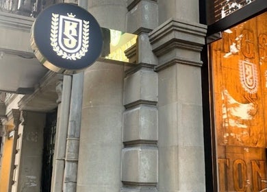 Фасад Kingston Barbershop & Spa в Баку, Азербайджан, AZ с современным логотипом на вывеске.