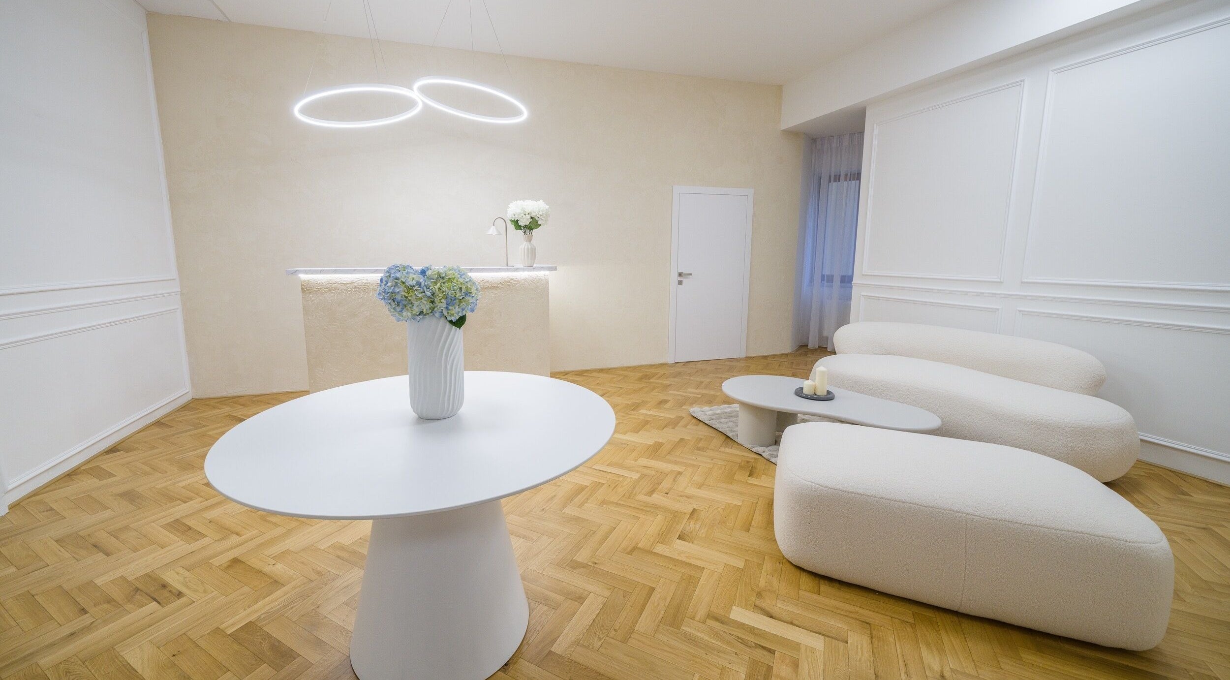 Luxusní interiér FIVE Clinic, Jihomoravský Kraj, CZ s moderním nábytkem a květinovou dekorací.