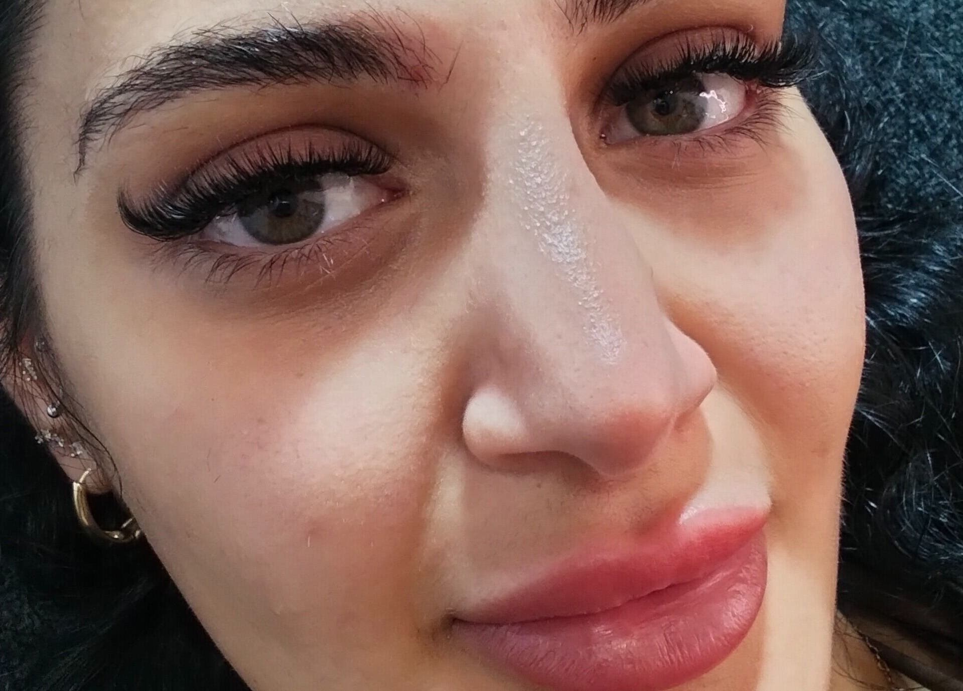 Penampilan bulu mata tebal di Lashes Bali, Bali, ID memberikan kesan elegan dan menawan.