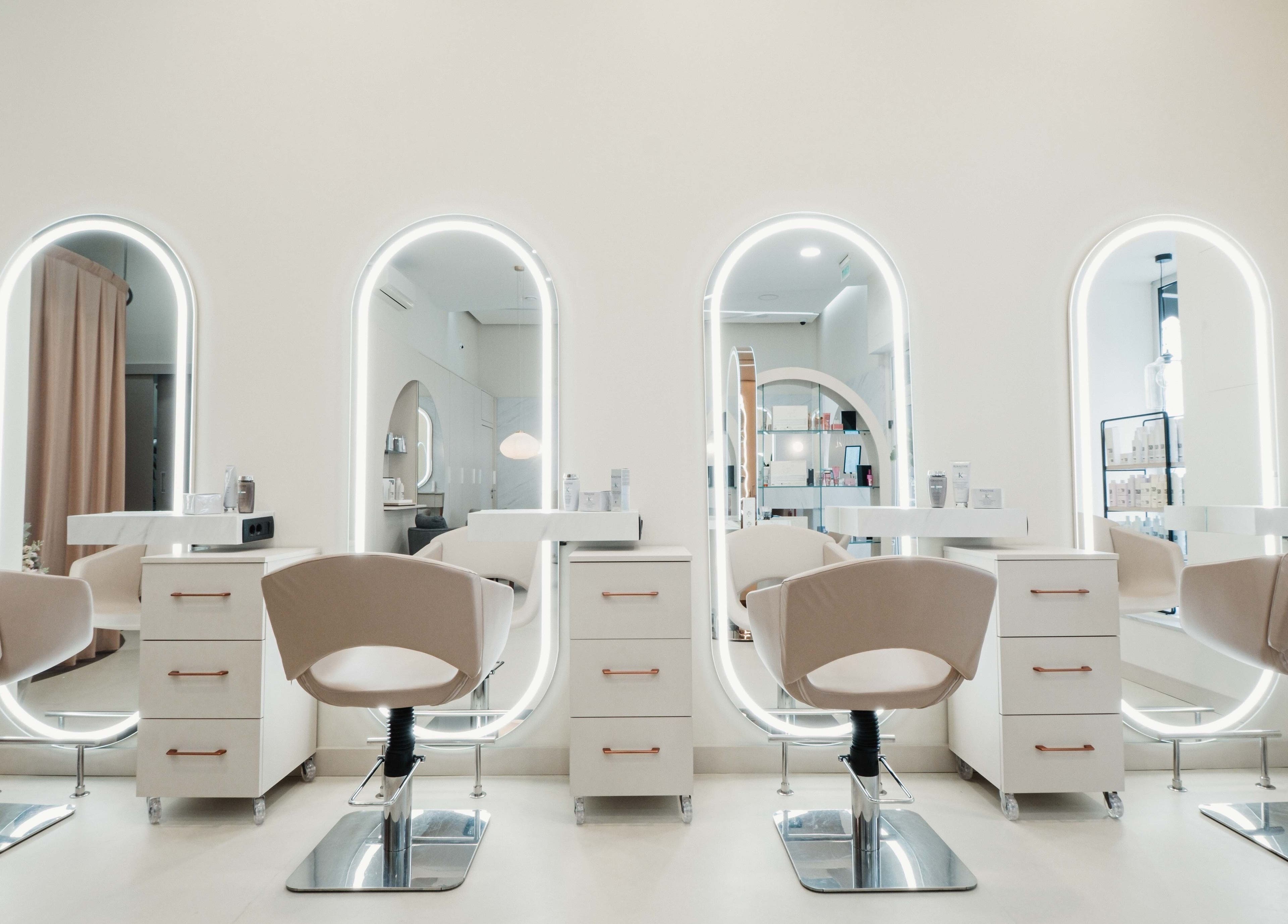 Moderan salon u Ritual By Marko Zirdum, Slavonski Brod, Brodsko-posavska Županija, HR s osvijetljenim ogledalima.