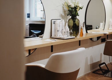 Luksuzni interijer salona Ritual by Marko Zirdum - Zagreb, Zagreb, Grad Zagreb, HR, s modernim namještajem.