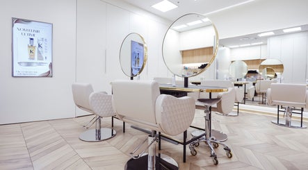 Elegantni interijer Ritual Hair & Shopa u Zagrebu s modernim ogledalima i stolicama.