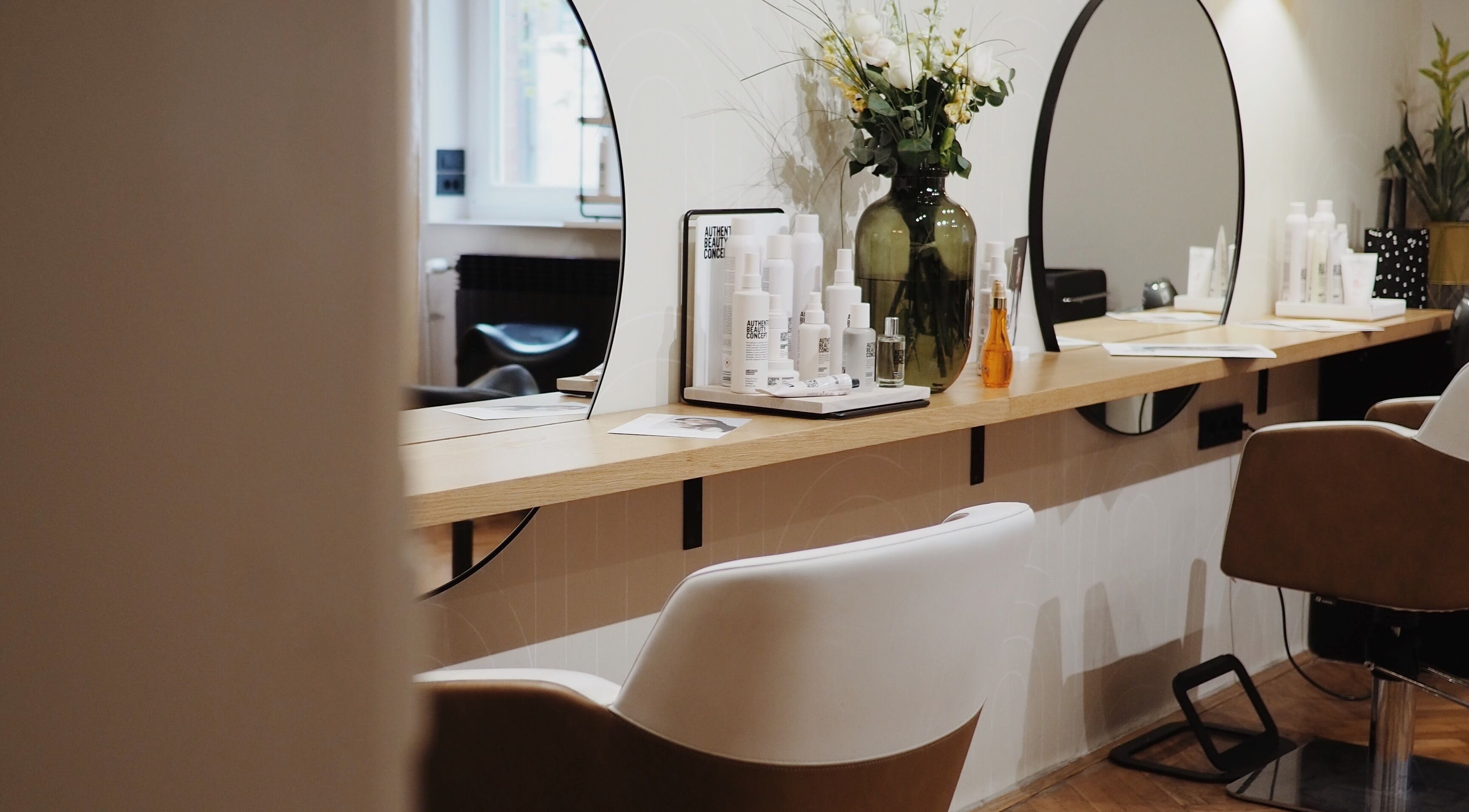 Unutrašnjost Ritual by Marko Zirdum - Zagreb, elegantna kozmetička stolica i proizvodi, Zagreb, Grad Zagreb, HR.