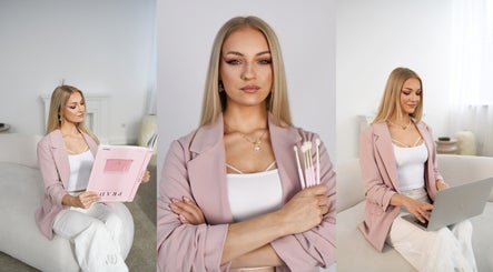 Profesjonalistka w Natalia.Beauty.Lab, Katowice, Województwo Śląskie, PL, z akcesoriami kosmetycznymi.