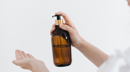 Ruke s bočicom masažnog ulja u Adeo, masaže i manualne terapije, Zagreb, Grad Zagreb, HR.