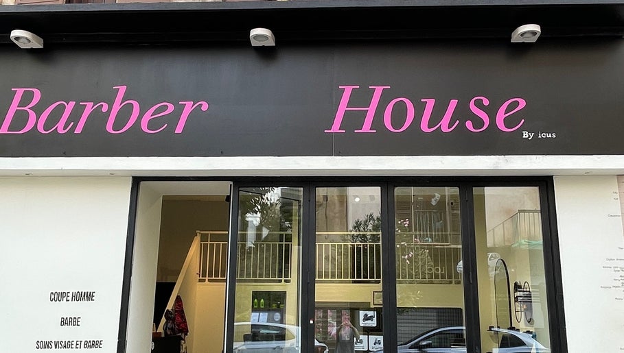 Façade de Barber House à Calvi, Corse, FR avec logo distinctif et entrée accueillante.