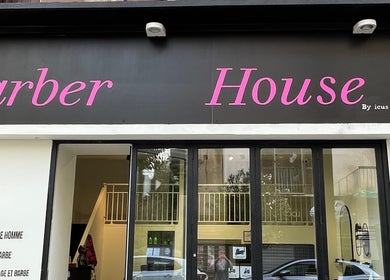 Façade de Barber House à Calvi, Corse, FR avec logo distinctif et entrée accueillante.