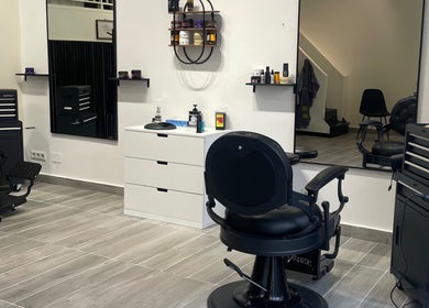 Intérieur de Barber house à Calvi, Corse, FR avec équipement moderne et fauteuil de coiffure.