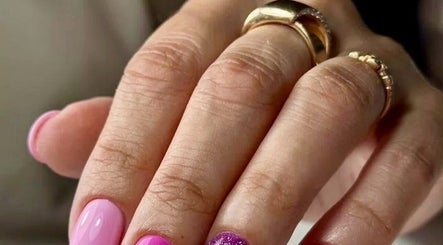 Елегантний рожевий манікюр у Manicure Pedicure, Pruszków, Województwo Mazowieckie, PL.