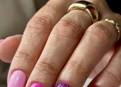 Яскравий рожевий манікюр від Manicure Pedicure у Pruszków, Województwo Mazowieckie, PL.