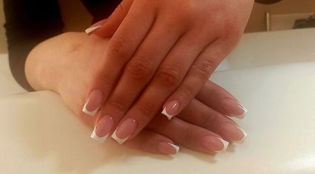 Елегантний французький манікюр у Manicure Pedicure, Pruszków, Województwo Mazowieckie, PL.