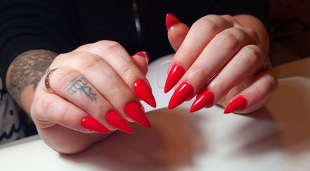Яскраві червоні манікюрні нігті у салоні Manicure Pedicure в Pruszków, Województwo Mazowieckie, PL.