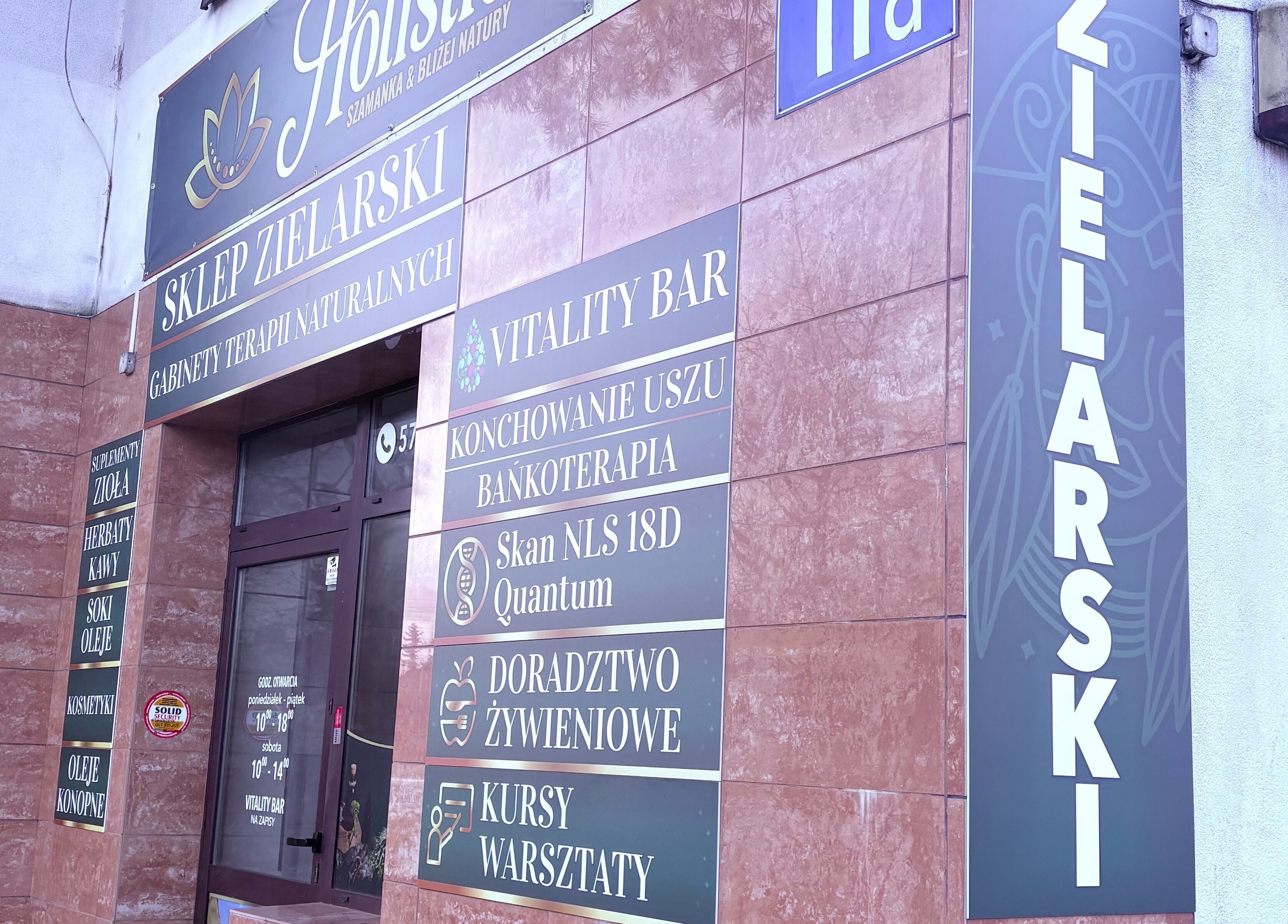 Вход в Holistic masaż Legionowo с вывесками в Legionowo, Województwo Mazowieckie, PL.