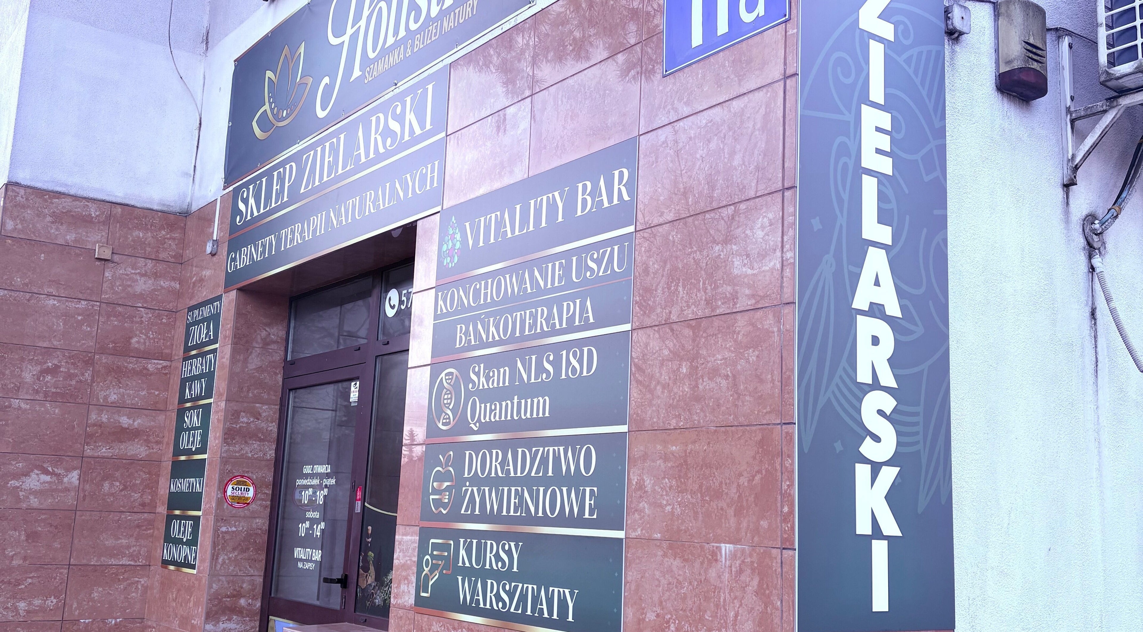Вход в Holistic masaż Legionowo с вывесками в Legionowo, Województwo Mazowieckie, PL.