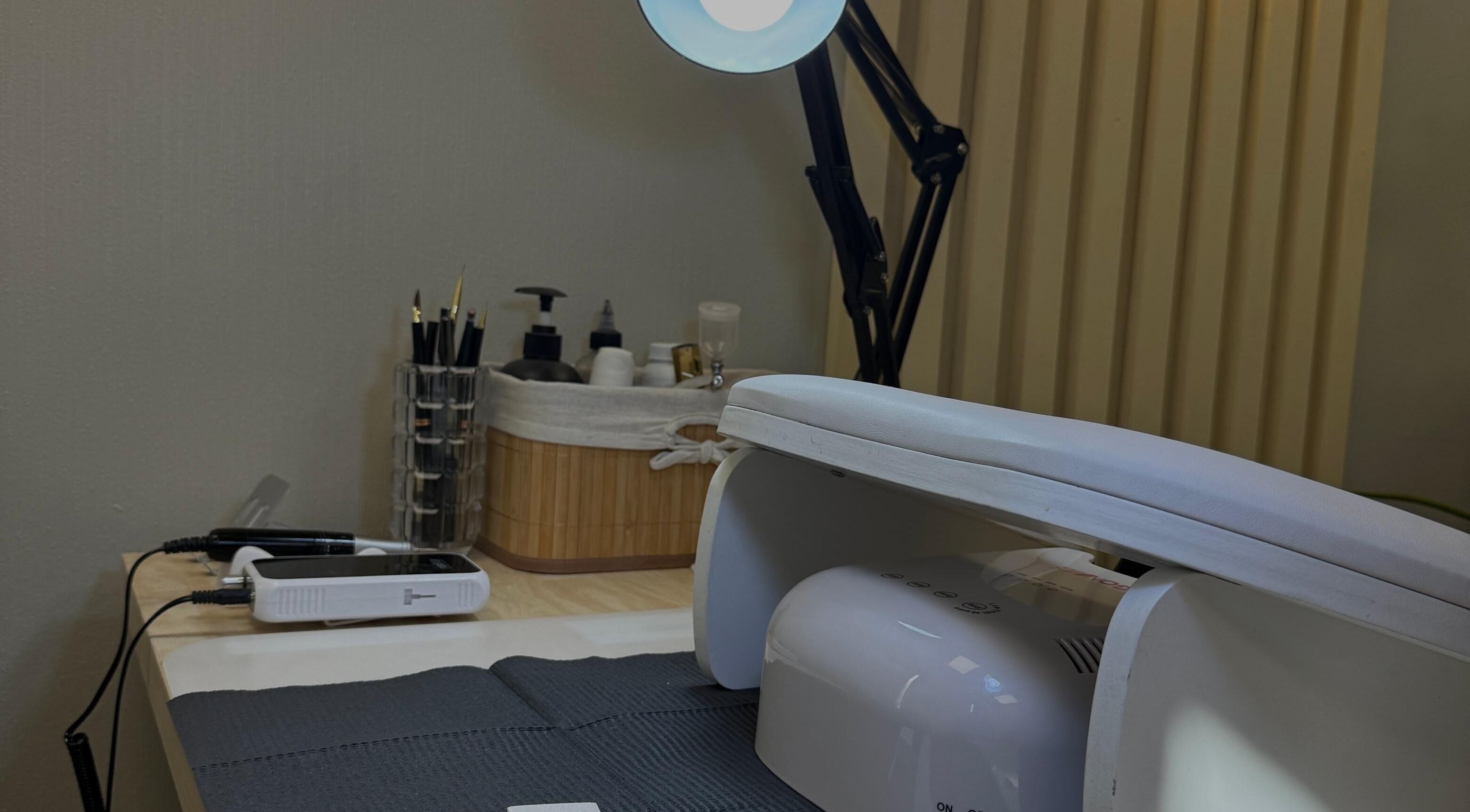 Nail station at Nails by piaski, Providencia, Región Metropolitana, CL featuring tools and a lamp.