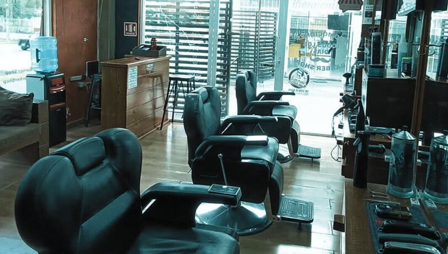 Interior moderno de M DOCE BARBERIA en San Francisco De Campeche, Campeche, MX, mostrando sillas de barbero.