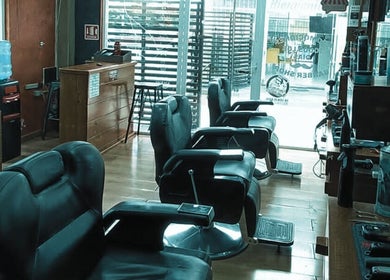 Interior moderno de M DOCE BARBERIA en San Francisco De Campeche, Campeche, MX, mostrando sillas de barbero.