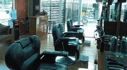 Interior moderno de M DOCE BARBERIA en San Francisco De Campeche, Campeche, MX, mostrando sillas de barbero.