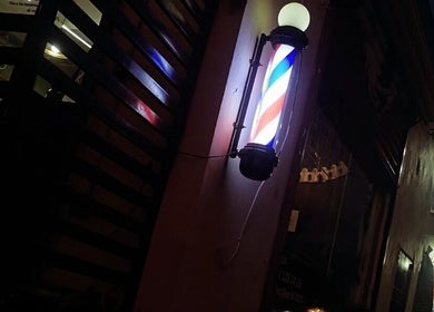 Letrero luminoso de barbería en M DOCE BARBERIA, San Francisco De Campeche, Campeche, MX.