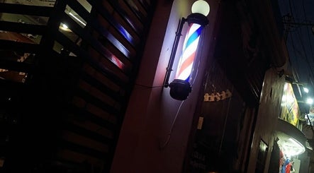 Letrero luminoso de barbería en M DOCE BARBERIA, San Francisco De Campeche, Campeche, MX.