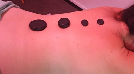 Trattamento hot stone ad Arianna Massaggi, Cerro Maggiore, Lombardia, IT per un'esperienza rilassante.