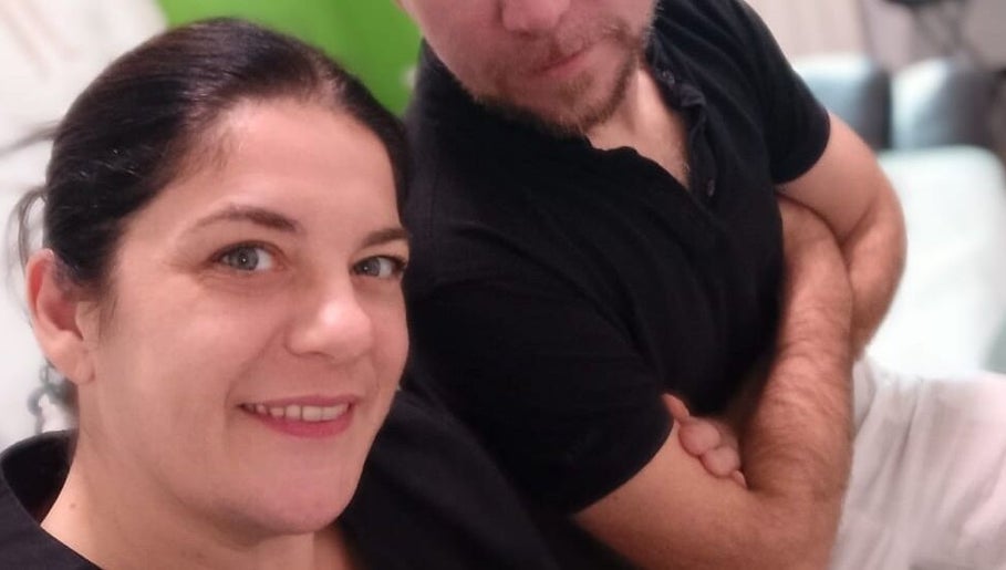 Clienti sorridenti ad Arianna Massaggi, Cerro Maggiore, Lombardia, IT. Atmosfera accogliente e rilassata.